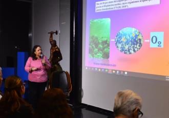 La doctora Georgina Vargas Simón ofrece plática sobre la importancia de los árboles en la ciudad 