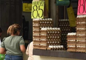 Estadounidenses cruzan a México para comprar huevos por altos precios