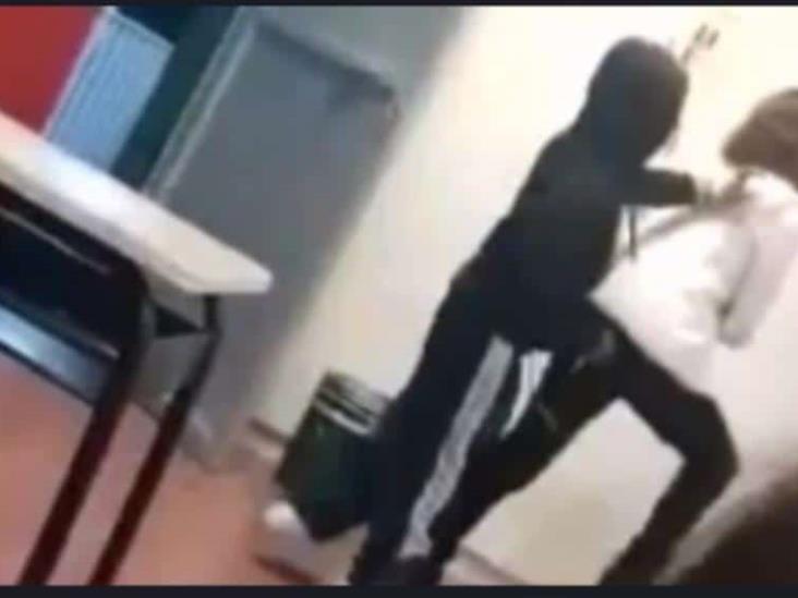 Alumna amenaza a su maestra con unas tijeras, en Guanajuato Alumna amenaza a su maestra con unas tijeras, en Guanajuato