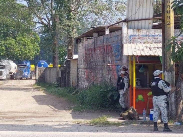 Hallan más de 15 pipas que se surtían de guachicol en toma clandestina Hallan más de 15 pipas que se surtían de guachicol en toma clandestina