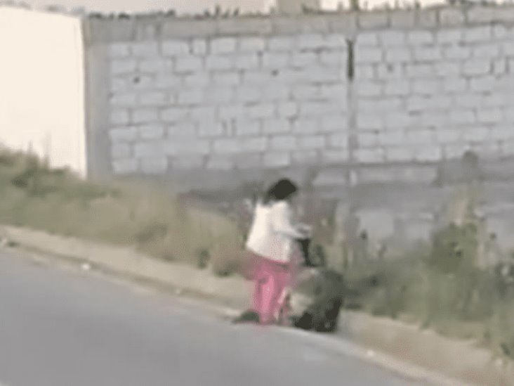 En Ecuador, captan a una madre agrediendo brutalmente a su hijo En Ecuador, captan a una madre agrediendo brutalmente a su hijo