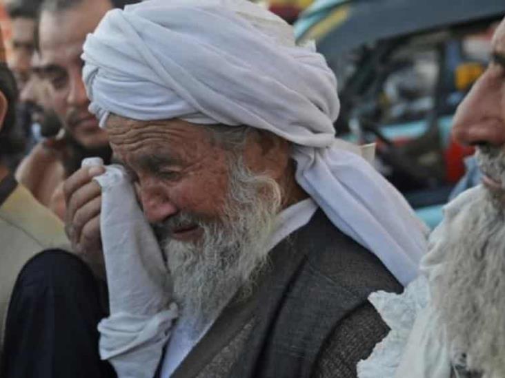 Suman cerca de 100 muertos en Pakistán, tras ataque a una mezquita Suman cerca de 100 muertos en Pakistán, tras ataque a una mezquita