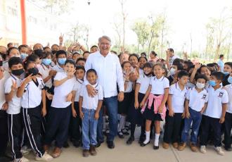 Ayuntamiento de Comalcalco impulsa la educación: Entrega desayunador y cocina en escuela de Oriente 2da sección
