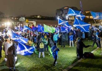 En Escocia, la población se manifiesta con antorchas reclamando la reincorporación a la UE