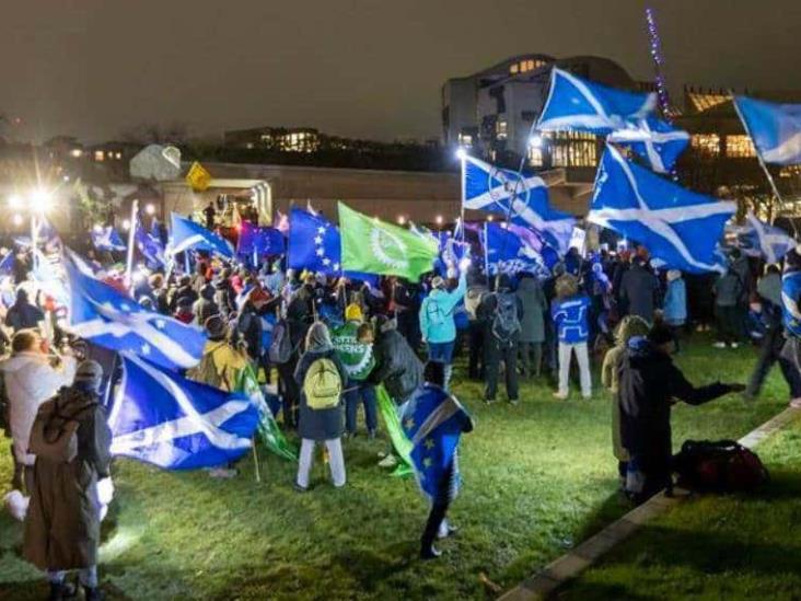 En Escocia, la población se manifiesta con antorchas reclamando la reincorporación a la UE En Escocia, la población se manifiesta con antorchas reclamando la reincorporación a la UE