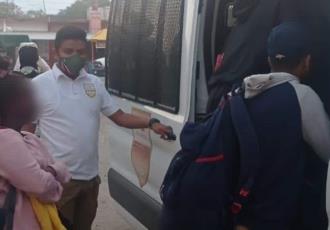 Rescata INM en Oaxaca a 97 personas extranjeras que caminaban durante la madrugada a orilla de carretera
