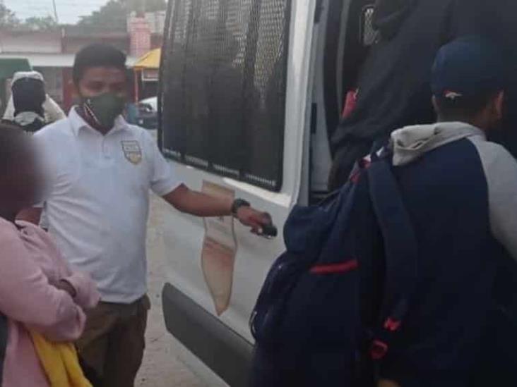 Rescata INM en Oaxaca a 97 personas extranjeras que caminaban durante la madrugada a orilla de carretera Rescata INM en Oaxaca a 97 personas extranjeras que caminaban durante la madrugada a orilla de carretera