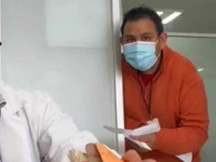 Video: Médico de Puebla humilla a trabajador temporal Video: Médico de Puebla humilla a trabajador temporal