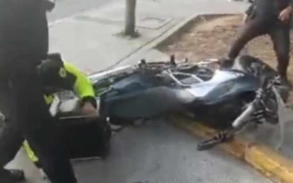 Polis llevan moto al corralón y se les cae; dueño pide indemnización