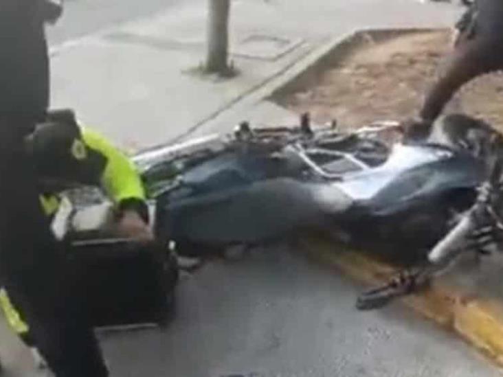Polis llevan moto al corralón y se les cae; dueño pide indemnización Polis llevan moto al corralón y se les cae; dueño pide indemnización