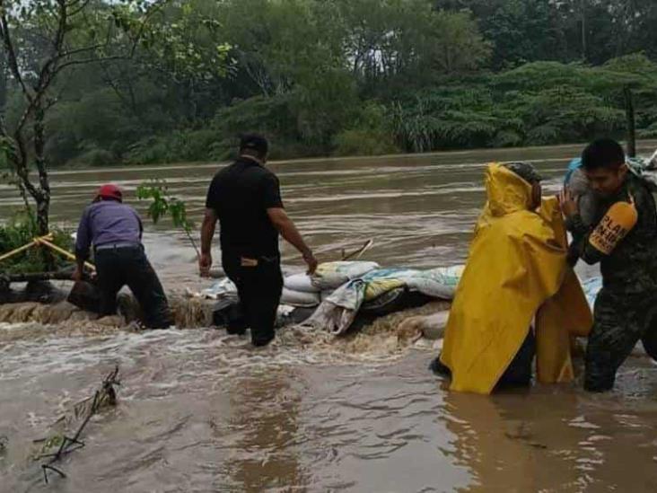 Rio de la Sierra sobrepasa bordo en ejido Zapata de Jalapa Rio de la Sierra sobrepasa bordo en ejido Zapata de Jalapa