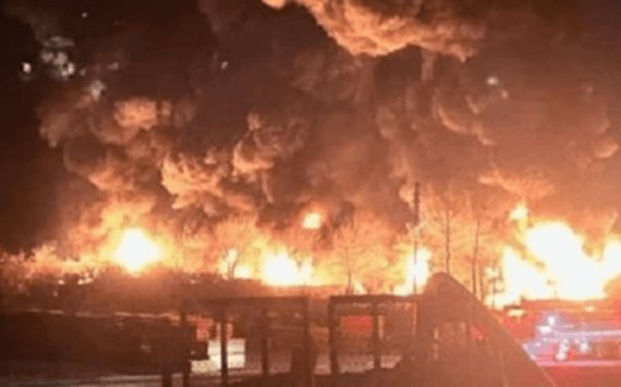 Se descarrila tren de 50 vagones en Ohio y provoca un enorme incendio