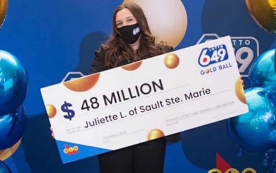Mujer juega a la lotería por primera vez y se volvió millonaria