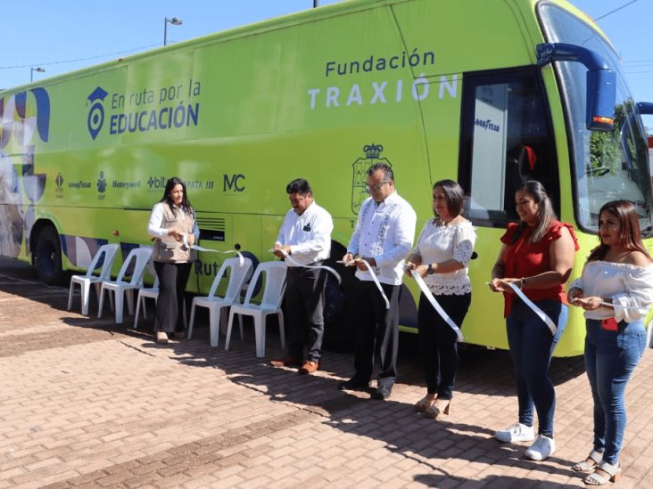 Dan banderazo de arranque a recorrido de la unidad móvil del IEAT en Comalcalco Dan banderazo de arranque a recorrido de la unidad móvil del IEAT en Comalcalco
