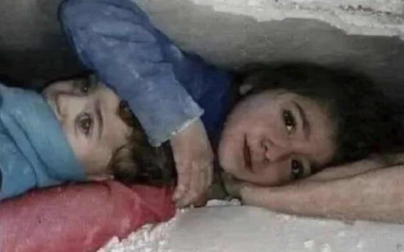 Video: Niña de siete años protegió con su cuerpo a su hermanito bajo los escombros en Siria