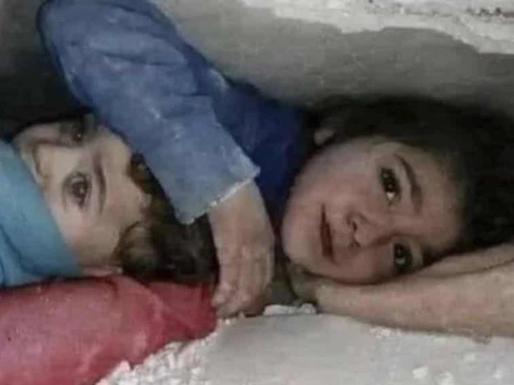 Video: Niña de siete años protegió con su cuerpo a su hermanito bajo los escombros en Siria Video: Niña de siete años protegió con su cuerpo a su hermanito bajo los escombros en Siria