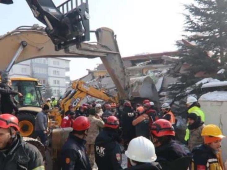 Rescatan a familia completa tras estar 5 días bajo los escombros del terremoto en Turquía Rescatan a familia completa tras estar 5 días bajo los escombros del terremoto en Turquía