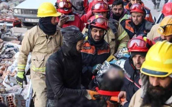 Rescatan a mujer de 85 años luego de estar atrapada seis días bajo los escombros en Turquía