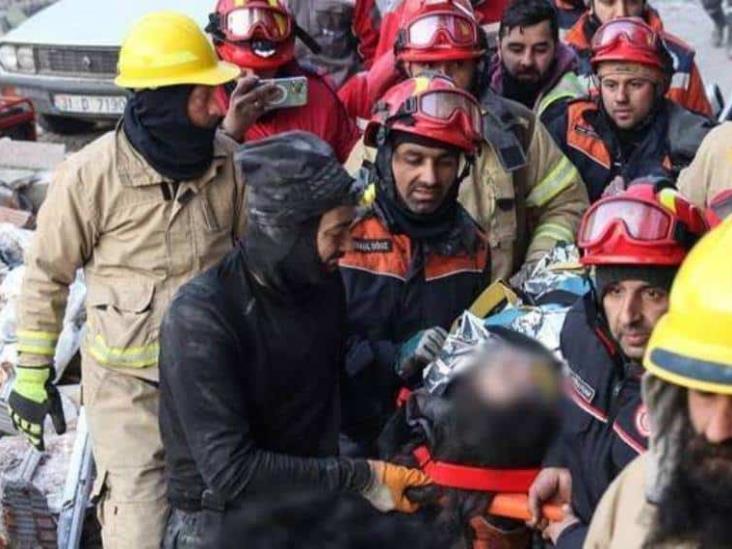 Rescatan a mujer de 85 años luego de estar atrapada seis días bajo los escombros en Turquía Rescatan a mujer de 85 años luego de estar atrapada seis días bajo los escombros en Turquía