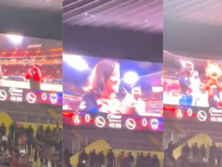 Aficionado del Atlas pide matrimonio en el Estadio Jalisco y es rechazado Aficionado del Atlas pide matrimonio en el Estadio Jalisco y es rechazado