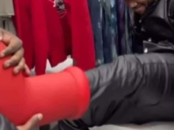 Video. Botas rojas de Astro Boy se viralizan; son imposibles de quitar Video. Botas rojas de Astro Boy se viralizan; son imposibles de quitar