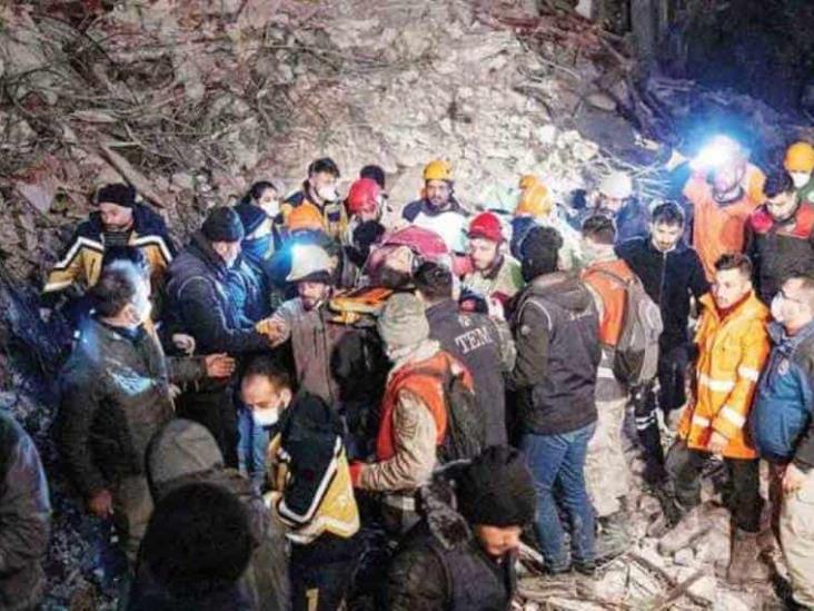 Rescatan a sobrevivientes de sismo en Turquía, pasaron 160 horas entre ruinas Rescatan a sobrevivientes de sismo en Turquía, pasaron 160 horas entre ruinas