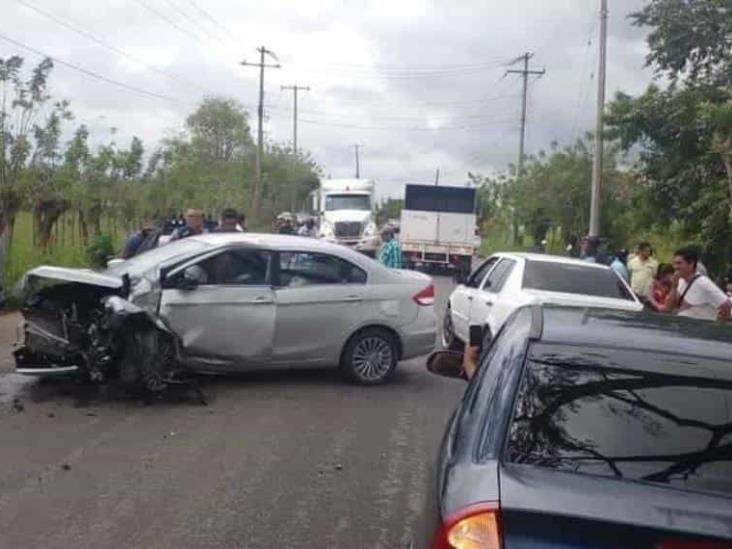 Chofer quedó atrapado entre los fierros de un Tsuru Chofer quedó atrapado entre los fierros de un Tsuru