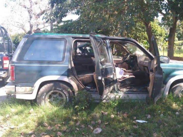 Hallan cadáver de masculino en camioneta abandonada Hallan cadáver de masculino en camioneta abandonada
