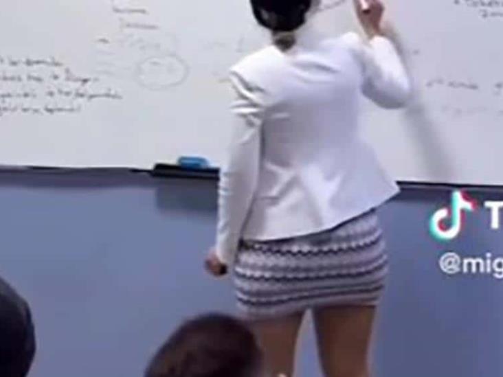 Guapa maestra de química cautiva en redes y así la graban alumnos Guapa maestra de química cautiva en redes y así la graban alumnos