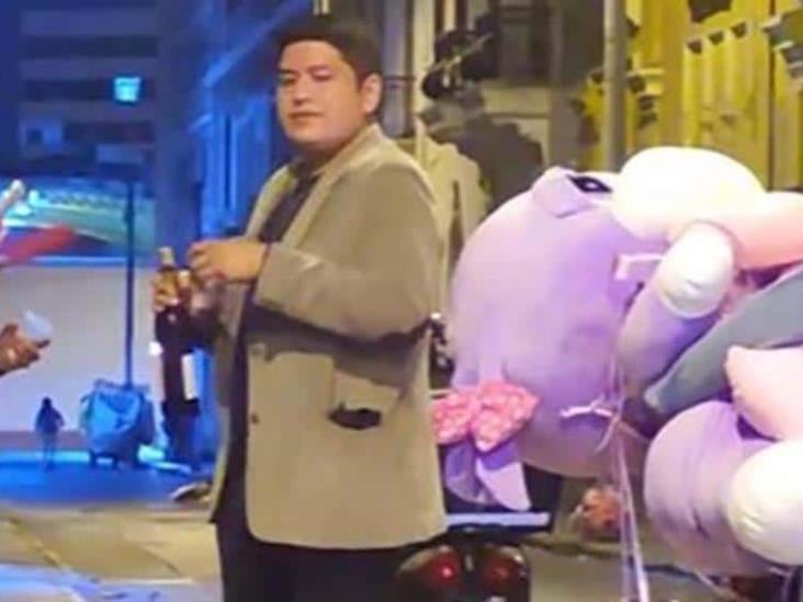 Joven lleva regalos de San Valentín a sexoservidoras; así reaccionan mujeres Joven lleva regalos de San Valentín a sexoservidoras; así reaccionan mujeres