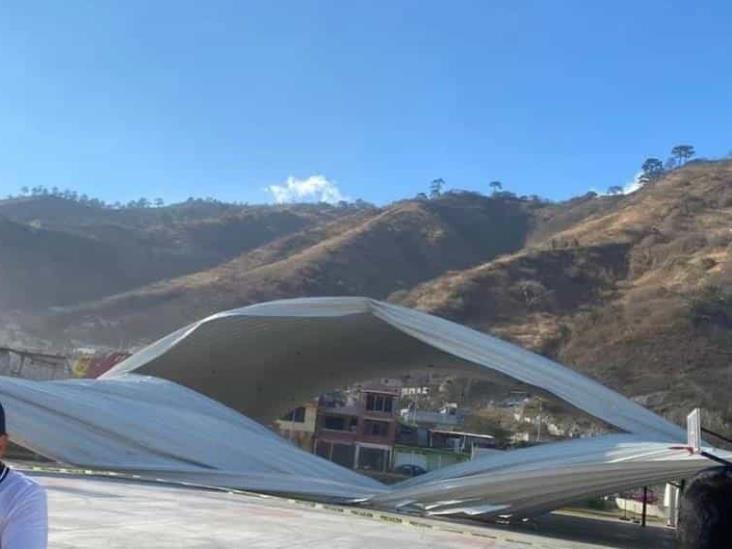 Reportan 10 niños y un adulto lesionados por colapso de domo en unidad deportiva de Chiapas Reportan 10 niños y un adulto lesionados por colapso de domo en unidad deportiva de Chiapas