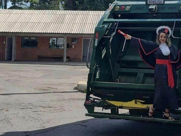Recolectora se gradúa como abogada y se toma foto en camión de basura donde trabajó por 12 años en Brasil Recolectora se gradúa como abogada y se toma foto en camión de basura donde trabajó por 12 años en Brasil