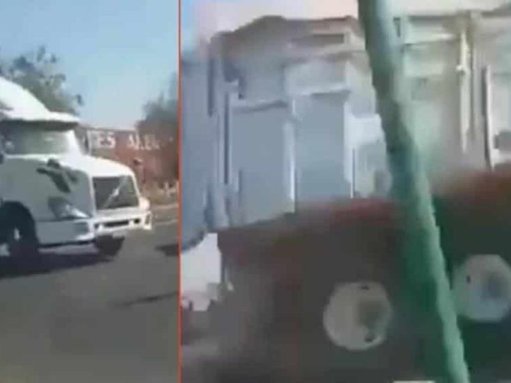 Tráiler con doble remolque intenta ganarle a tren y lo impacta en Celaya Tráiler con doble remolque intenta ganarle a tren y lo impacta en Celaya