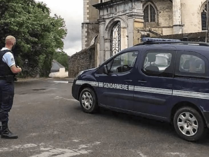 Alumno apuñala hasta la muerte a una maestra en Francia Alumno apuñala hasta la muerte a una maestra en Francia