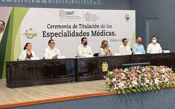Encabeza rector de la UJAT ceremonia de titulación de los 76 egresados de las Especialidades Médicas de la DACS