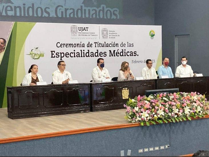 Encabeza rector de la UJAT ceremonia de titulación de los 76 egresados de las Especialidades Médicas de la DACS Encabeza rector de la UJAT ceremonia de titulación de los 76 egresados de las Especialidades Médicas de la DACS