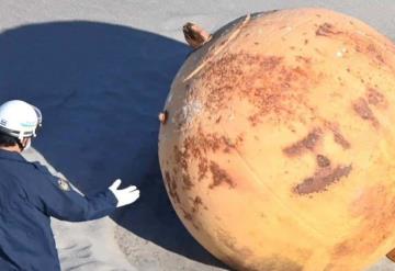 Video: Hallan misteriosa esfera de metal sobre una playa en Japón