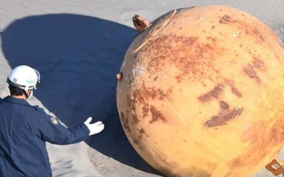 Video: Hallan misteriosa esfera de metal sobre una playa en Japón