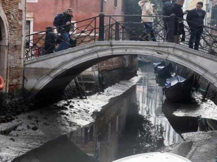 Canales de Venecia en Italia casi secos por mareas bajas Canales de Venecia en Italia casi secos por mareas bajas