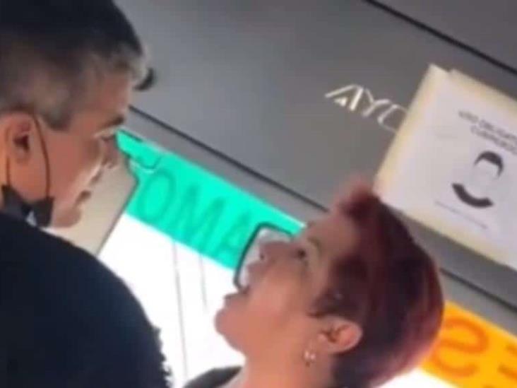 Mujer pelea con chofer de autobús; avienta piedra y golpea a bebé Mujer pelea con chofer de autobús; avienta piedra y golpea a bebé