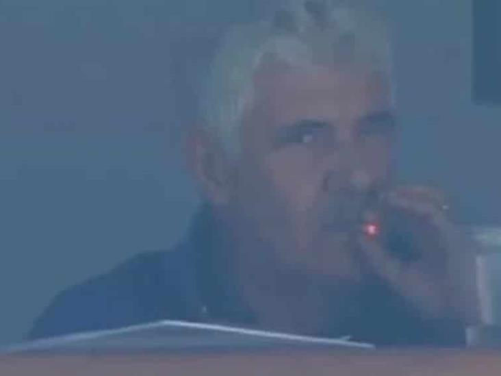 Sorprenden al Tuca Ferretti fumando en el estadio Azteca y podría recibir dura sanción de la ley Sorprenden al Tuca Ferretti fumando en el estadio Azteca y podría recibir dura sanción de la ley