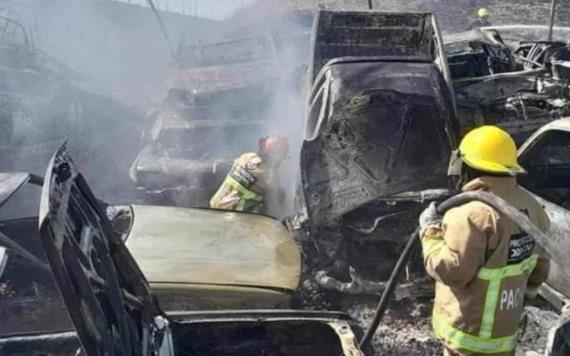 Incendio calcina 100 autos en corralón de Hidalgo