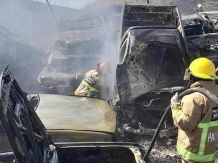 Incendio calcina 100 autos en corralón de Hidalgo Incendio calcina 100 autos en corralón de Hidalgo