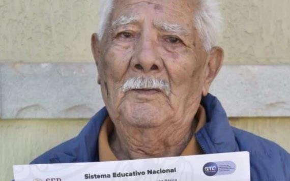 Adulto mayor termina la primaria a sus 92 años en Guanajuato