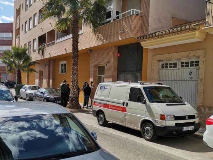 Mujer degüella a su bebé y se arroja desde un segundo piso en España Mujer degüella a su bebé y se arroja desde un segundo piso en España