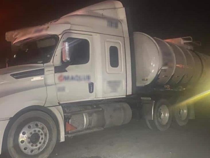 En Tabasco, Guardia Nacional asegura tractocamión con aproximadamente 63 mil litros de probable huachicol En Tabasco, Guardia Nacional asegura tractocamión con aproximadamente 63 mil litros de probable huachicol