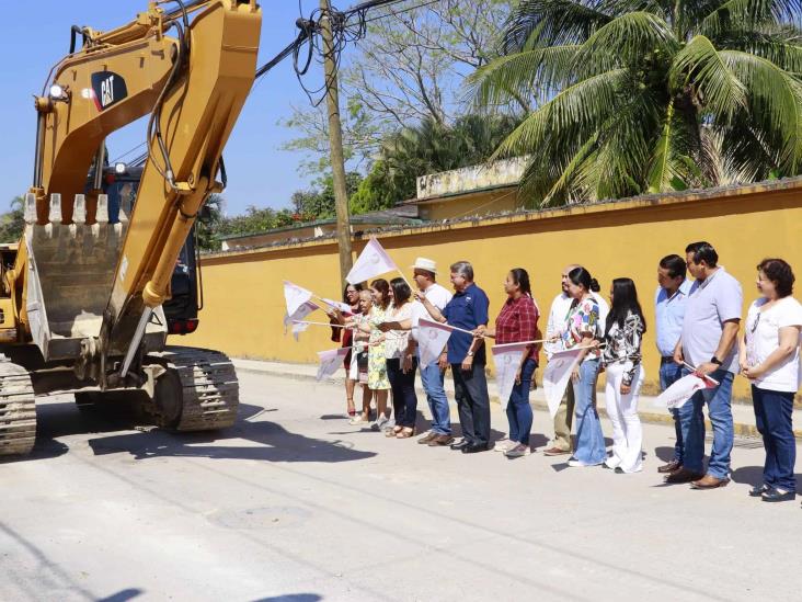 Inician obra de pavimentación en la calle principal a la vía corta de la colonia Xochimilco en Comalcalco Inician obra de pavimentación en la calle principal a la vía corta de la colonia Xochimilco en Comalcalco