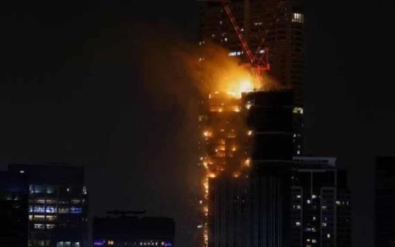 Incendio consume rascacielos en distrito comercial de Hong Kong; se reportan varios heridos