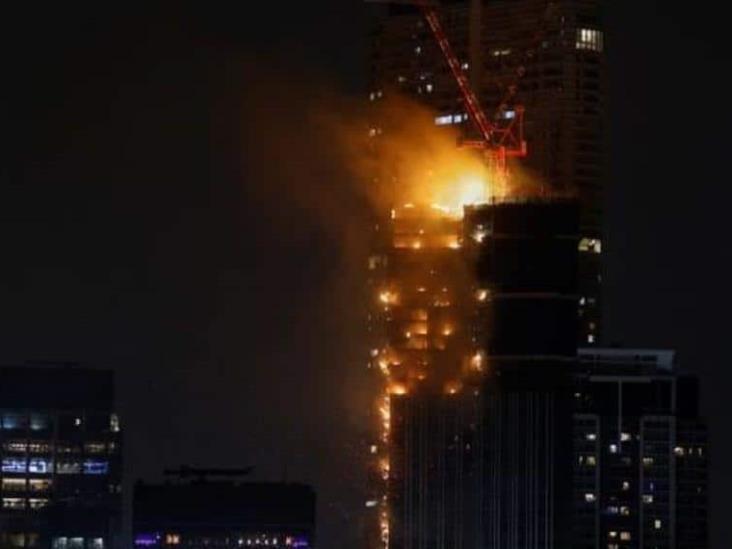 Incendio consume rascacielos en distrito comercial de Hong Kong; se reportan varios heridos Incendio consume rascacielos en distrito comercial de Hong Kong; se reportan varios heridos