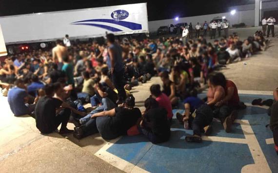 Rescata INM a 343 migrantes extranjeros en la caja de un tráiler abandonado en Veracruz
